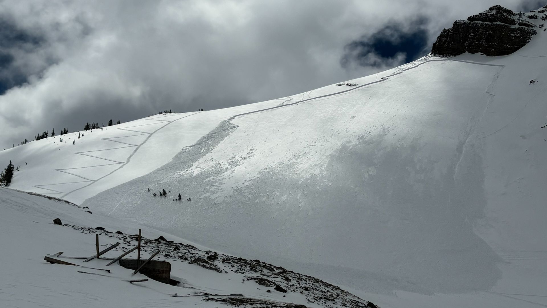 マウンテン [雪崩] Snow, sun, wind cause weekend slides around JH; avy danger still